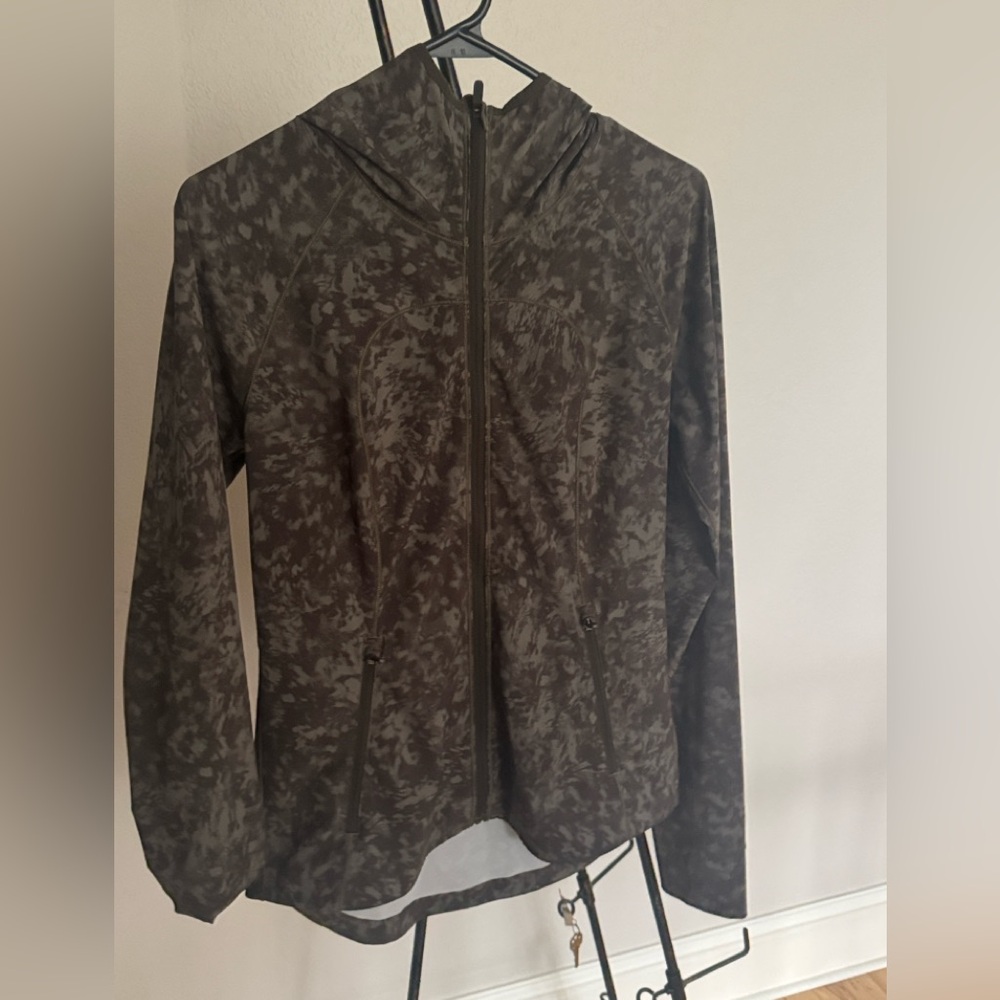 Lululemon Mist Over Olive Windbreaker Women’s size Small